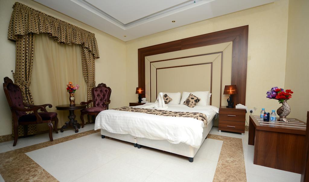 Hotelier Suites Рияд Стая снимка